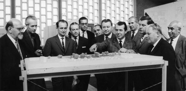 März 1961: Aus 50 Arbeiten wählte das Preisgericht den Entwurf von Werner Kraft (Ulm) aus; Mitglieder der Jury betrachten das Architekturmodell (2.v. rechts: Oberbürgermeister Paul Meyle).