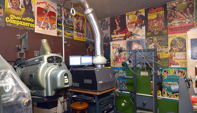 Alter Projektor neben der heutigen Abspieltechnik: Der Vorführraum erzählt vom Fortschritt. Fotos: Nupnau Alter Projektor neben der heutigen Abspieltechnik: Der Vorführraum erzählt vom Fortschritt. Fotos: Nupnau