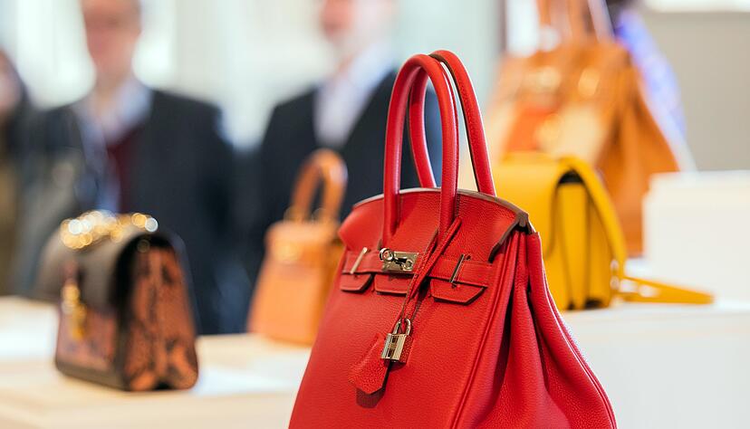 Die erste Original Handtasche Birkin-Box ist schwarz und etwas angenutzt. Heute geh&ouml;rt das Modell zu den ber&uuml;hmtesten Luxustaschen.