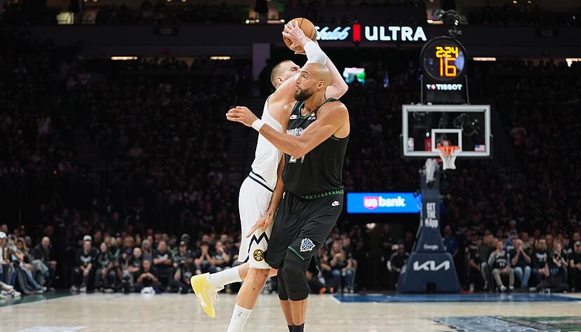 Rudy Gobert (rechts) machte Nikola Jokic das Leben schwer.