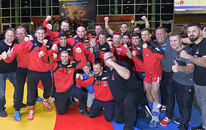 Nach dem 15:10-Sieg ist die Freude bei den Red Devils gro&szlig;. Foto: Mario Berger