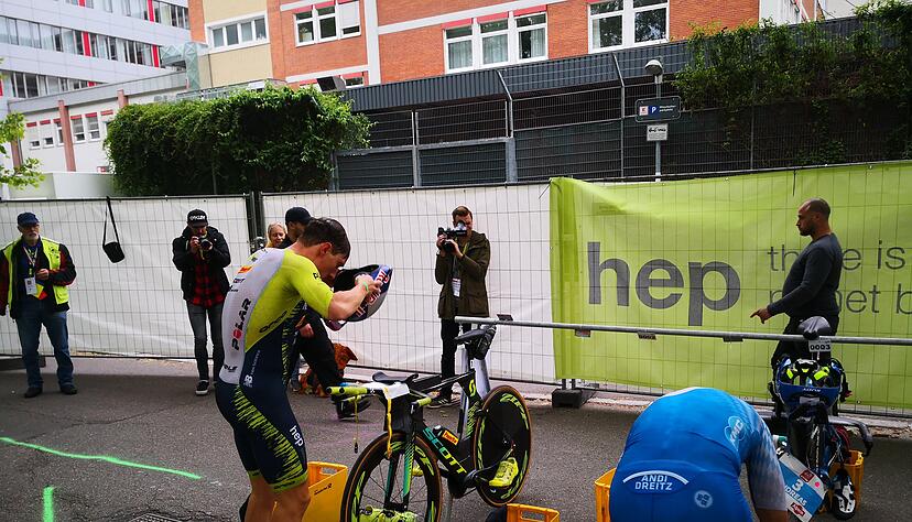 Sebastian Kienle (links) und Andreas Dreitz beim Wechsel aufs Rad. Sebastian Kienle (links) und Andreas Dreitz beim Wechsel aufs Rad.