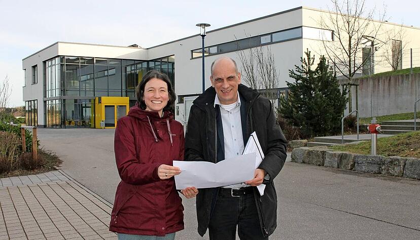 Bauamtsleiterin Rebecca Weller und Bürgermeister Timo Wolf vor der Georg-Kropp-Halle. Diese wurde 2014 eingeweiht und war das größte Projekt im Sanierungsgebiet "Ortsmitte Wüstenrot."
Fotos: Sabine Friedrich