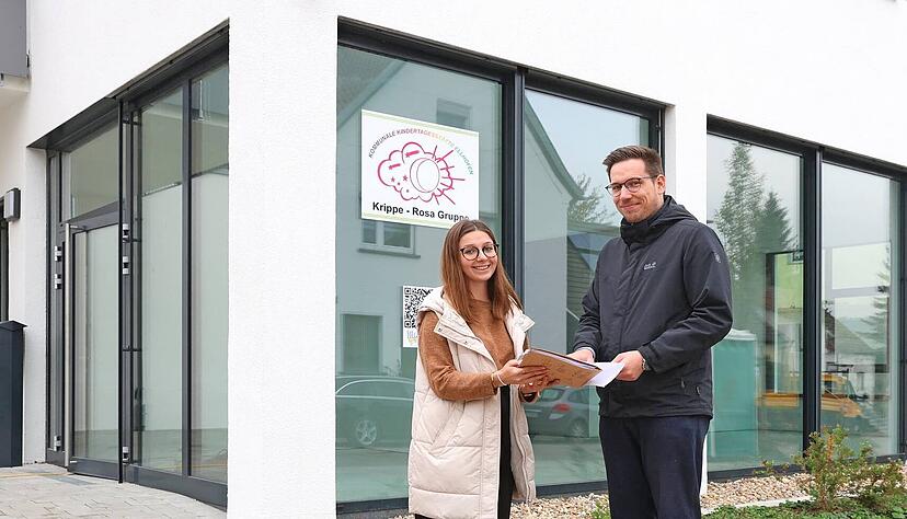 Bauamtsleiterin Lena St&uuml;rzl und B&uuml;rgermeister Felix Pontow vor der neuen Krippengruppe f&uuml;r zehn Jungen und M&auml;dchen unter drei Jahren. Ende November ist Bauabnahme, im Januar 2025 soll der Betrieb starten.