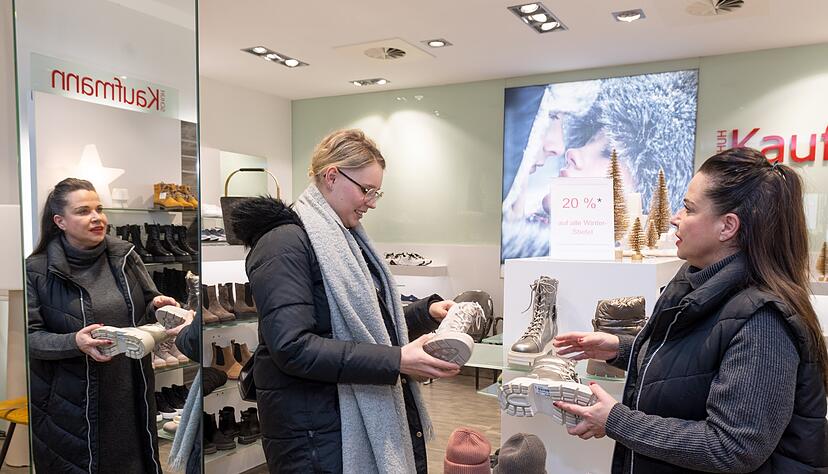 Lisa Schniering im Beratungsgespräch mit Andrea Schmidt, Verkäuferin im Schuhhaus Kaufmann in der Heilbronner Fleiner Straße. Die 28-Jährige ist auf der Suche nach Sneakern für den Sommer.
Foto: Mario Berger