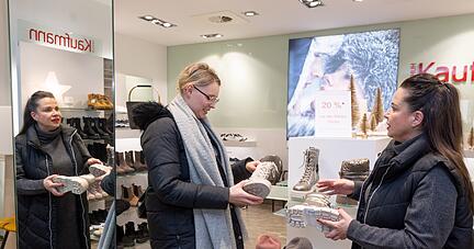 Lisa Schniering im Beratungsgespräch mit Andrea Schmidt, Verkäuferin im Schuhhaus Kaufmann in der Heilbronner Fleiner Straße. Die 28-Jährige ist auf der Suche nach Sneakern für den Sommer.
Foto: Mario Berger