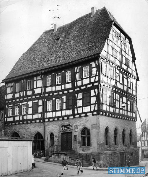 1974 - Als eines der  Wahrzeichen der Stadt gilt die Alte Universität, die heute als Stadt- und Fachwerkmuseum dient.