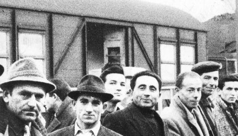 Italiener warten auf den Sonderzug in den Weihnachtsurlaub 1963.