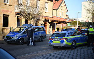 Nach Schüssen in Rot am See stehen Polizeiautos an einem Haus. Hier sollen mehrere Menschen getötet worden sein.  Fotos: dpa Nach Schüssen in Rot am See stehen Polizeiautos an einem Haus. Hier sollen mehrere Menschen getötet worden sein.  Fotos: dpa