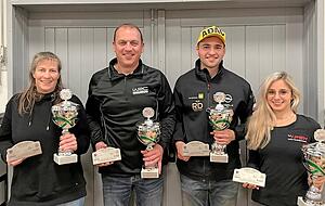Klassensieger unter sich: Tanja Schlicht mit Fahrer Rainer Noller und Dennis Härle mit Co-Pilotin Jasmin Santos (von links). Klassensieger unter sich: Tanja Schlicht mit Fahrer Rainer Noller und Dennis Härle mit Co-Pilotin Jasmin Santos (von links).