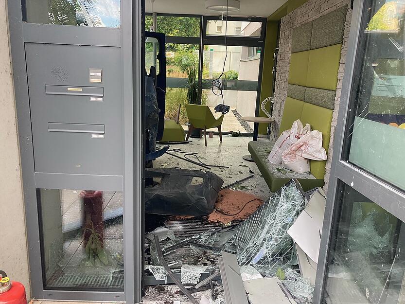 Transporter kracht in Pflegeheim