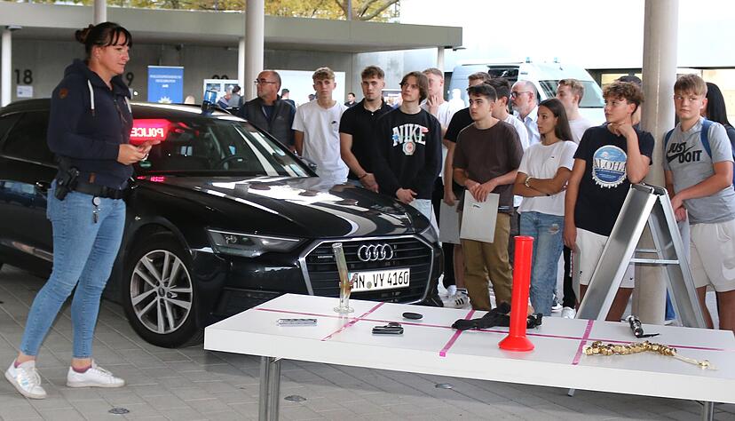Was die Autobahnfahnder so alles zu tun haben, erläuterte Nathalie Prediger den jungen Teilnehmern bei der Langen Nacht der Bewerber im Polizeipräsidium Heilbronn. Was die Autobahnfahnder so alles zu tun haben, erläuterte Nathalie Prediger den jungen Teilnehmern bei der Langen Nacht der Bewerber im Polizeipräsidium Heilbronn.