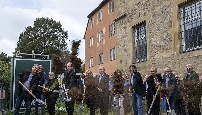Bürgermeister Rolf Kieser (Mitte) und Unternehmer Wolfgang Scheidtweiler (rechts) setzen mit Vertretern aus Politik, Weinbau, Architektur und Landesmuseum den Spaten an.
Foto: Tina Schulze Bürgermeister Rolf Kieser (Mitte) und Unternehmer Wolfgang Scheidtweiler (rechts) setzen mit Vertretern aus Politik, Weinbau, Architektur und Landesmuseum den Spaten an.
Foto: Tina Schulze