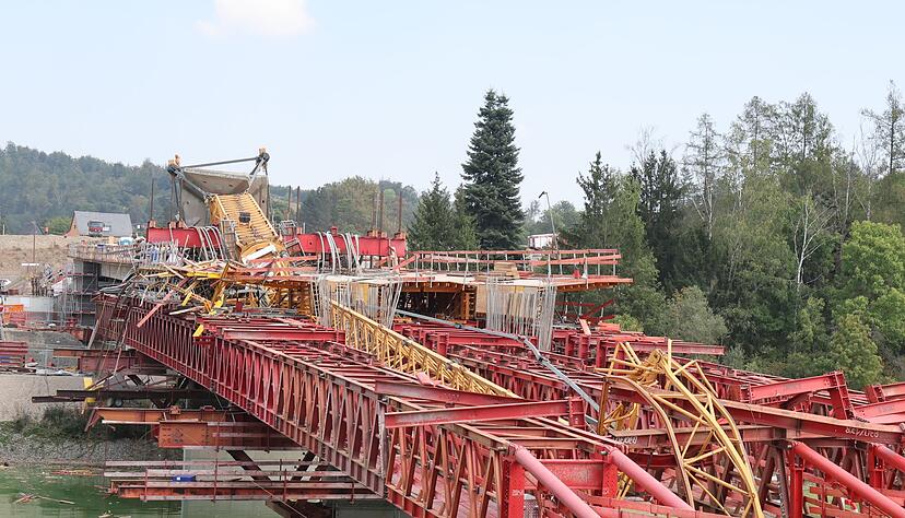 An der Talsperre wird eine neue Brücke gebaut.