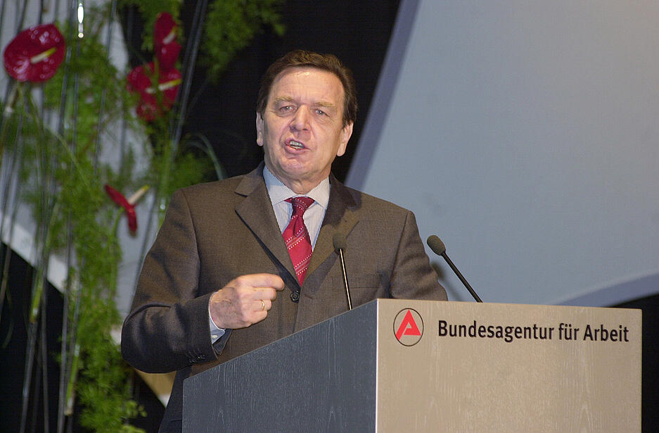 2004: Gerhard Schröder (SPD-Politiker und Bundeskanzler von 1998- 2005) referiert im Heilbronner Arbeitsamt. 2004: Gerhard Schröder (SPD-Politiker und Bundeskanzler von 1998- 2005) referiert im Heilbronner Arbeitsamt.