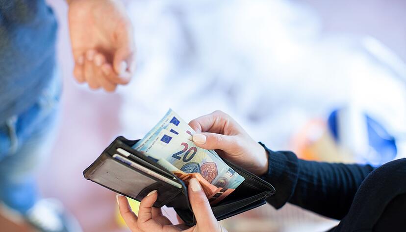 Besonders gut ausgeführte Arbeiten, eine ausgeprägte Freundlichkeit oder Sauberkeit können aber Gründe für ein kleines Extrageld sein. Besonders gut ausgeführte Arbeiten, eine ausgeprägte Freundlichkeit oder Sauberkeit können aber Gründe für ein kleines Extrageld sein.