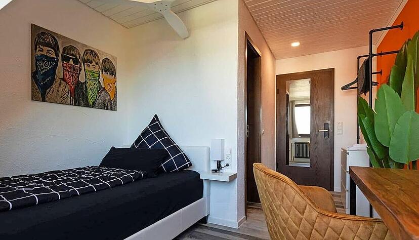 Blick in eines der sorgsam ausgestatteten Zimmer. Blick in eines der sorgsam ausgestatteten Zimmer.