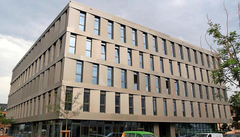 Ins Auge fallen Architektur und Fassade des neuen Ärztehauses auf dem ehemaligen Südbahnhofgelände. In die dritte und vierte Etage zogen dieser Tage &quot;Praxis und Klinik am Rathenauplatz&quot; von vier Heilbronner Ärzten ein. Foto: Matthias Heibel