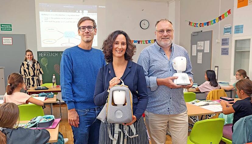 Daniel Gysin (links), Kerstin Lanig und Jürgen Dorsch: Emmas Avatar wird jeden Morgen in der Tasche ins Klassenzimmer gebracht.
 Foto: Ralf Seidel