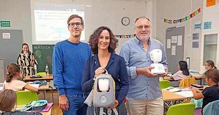 Daniel Gysin (links), Kerstin Lanig und Jürgen Dorsch: Emmas Avatar wird jeden Morgen in der Tasche ins Klassenzimmer gebracht.
 Foto: Ralf Seidel