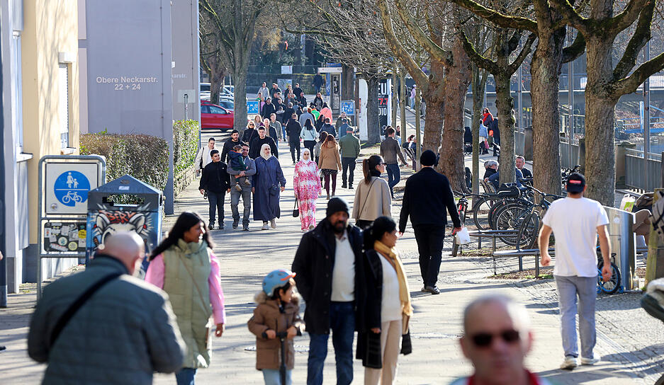 Frühlingshafte Temperaturen locken viele Besucher in die Heilbronner Innenstadt.