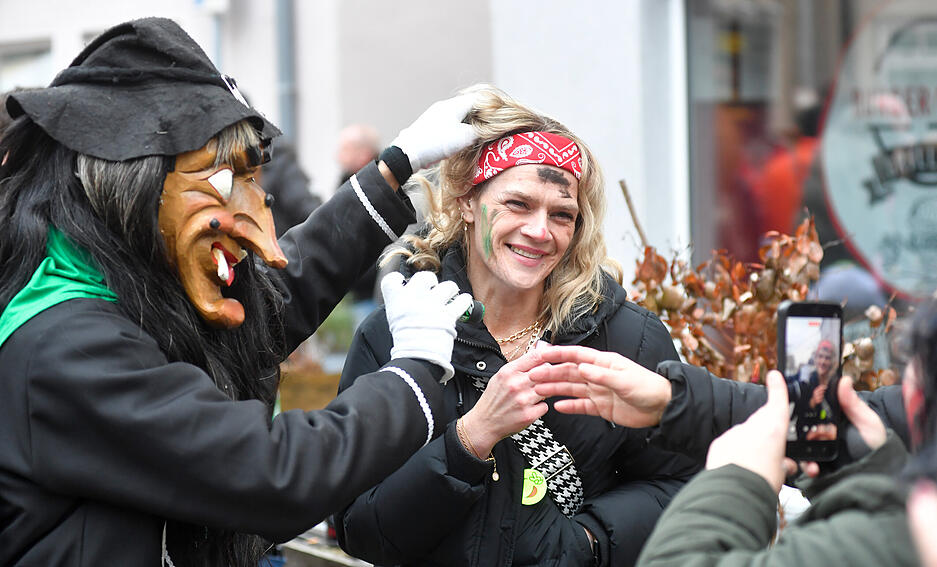 Aufw&auml;ndige Kost&uuml;me gab es beim Brackenheimer Faschingsumzug zu bestaunen. Zahlreiche Zuschauer s&auml;umten beim n&auml;rrischen Treiben die Stra&szlig;en.