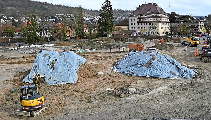 Auf dem früheren Schotterparkplatz vor dem Kaufland entsteht der erste Trakt des neuen Landratsamts. Das Baufeld wird seit geraumer Zeit vorbereitet. Auf dem früheren Schotterparkplatz vor dem Kaufland entsteht der erste Trakt des neuen Landratsamts. Das Baufeld wird seit geraumer Zeit vorbereitet.