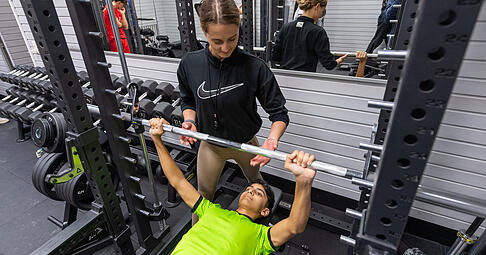 Fitnessstudio in der Kleist-Realschule: Sportlehrerin Daniela Langenberg hilft Liyan beim Bankdrücken.