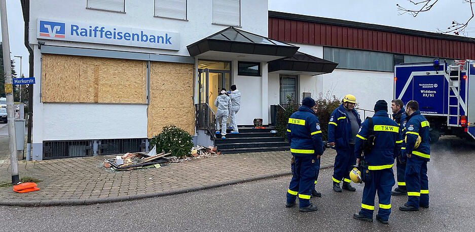 Kriminaltechniker der Polizei und Kräfte vom THW befanden sich am Donnerstagmorgen am Tatort. Foto: Adrian Hoffmann