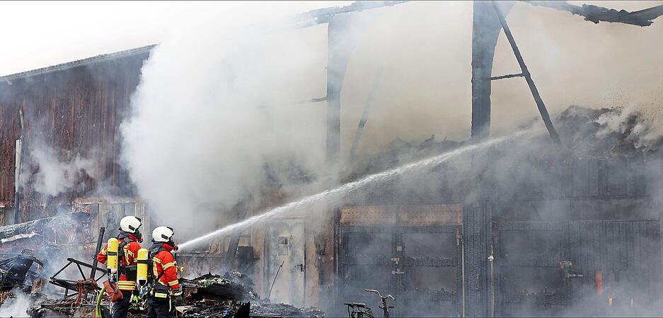 Brand einer Scheune und Wohnwagen in Bad Friedrichshall - Hagenbach, Willenbacher Grund