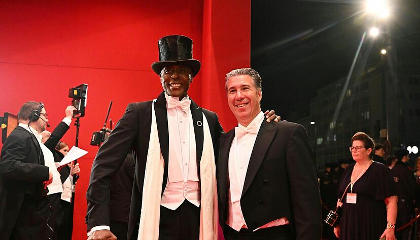 Model und TV-Persönlichkeit Bruce Darnell (L) fühlt sich auf dem roten Teppich ganz zu Hause. Model und TV-Persönlichkeit Bruce Darnell (L) fühlt sich auf dem roten Teppich ganz zu Hause.