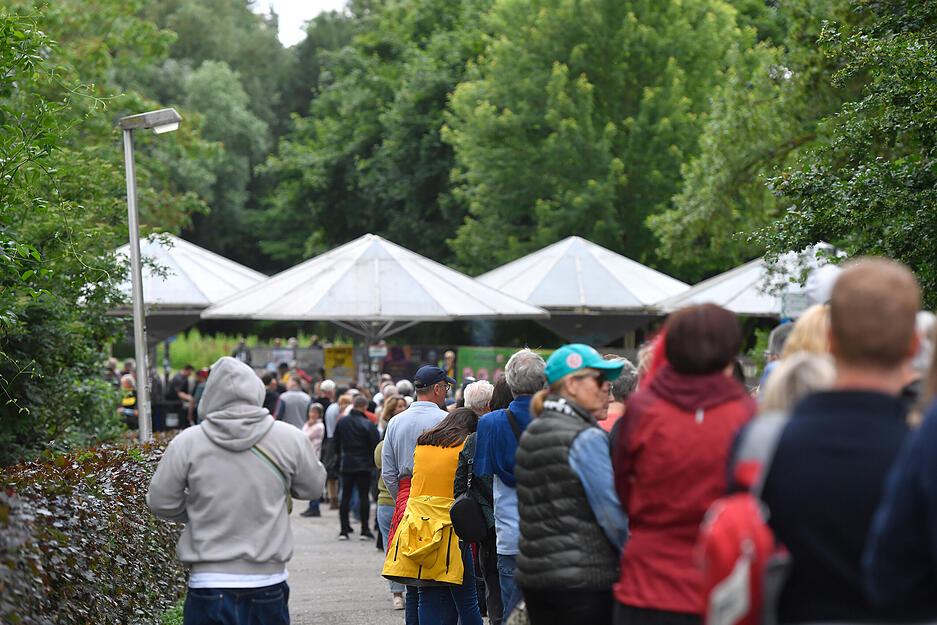 Am Eingang beim Food Court bildet sich eine lange Schlange – bei der Neckarhalde ist deutlich weniger los. Auch in Sontheim strömen die Besucher in den Park.