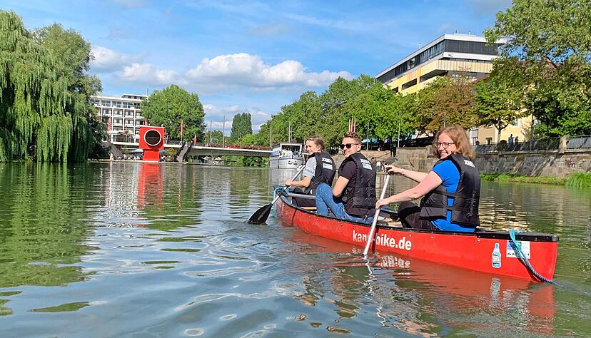 Lisa Huth (von links), Alexander Anselm und Christine Wirth genießen die Kanu-Stadtführung auf dem Neckar. Foto: Linda Saxena Lisa Huth (von links), Alexander Anselm und Christine Wirth genießen die Kanu-Stadtführung auf dem Neckar. Foto: Linda Saxena