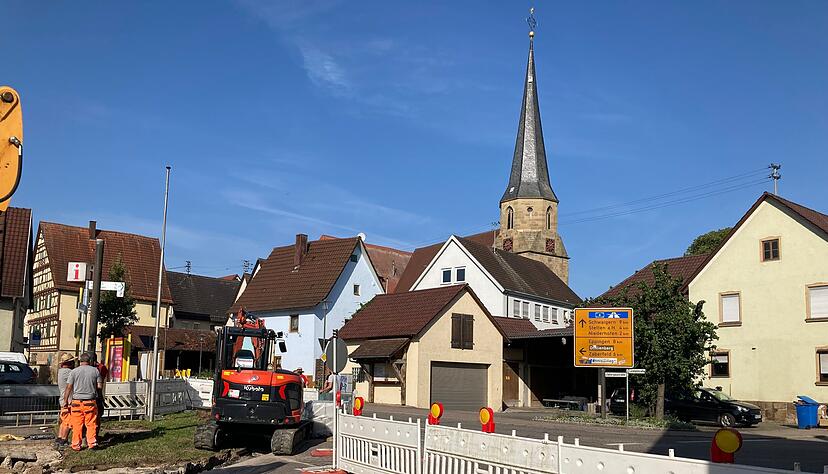 Seit Wochenbeginn ist der Einmündungsbereich Güglinger Straße/Zabergäustraße gesperrt. Hier entsteht die Querungshilfe für den neuen Radweg. Im Seebachtal wird die Grillhütte saniert.
Fotos: Jörg Kühl