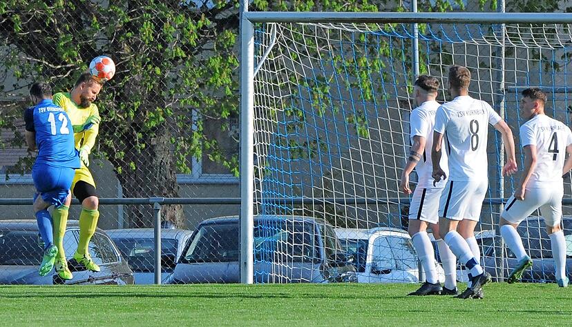Zwei Protagonisten, drei Zuschauer: K&uuml;rnbachs Torh&uuml;ter Marcel Fesenbeck (links) kriegt den Ball nicht zu fassen, Armend Morina nutzt die Chance zum 1:0.
Foto: Klaus Kr&uuml;ger
