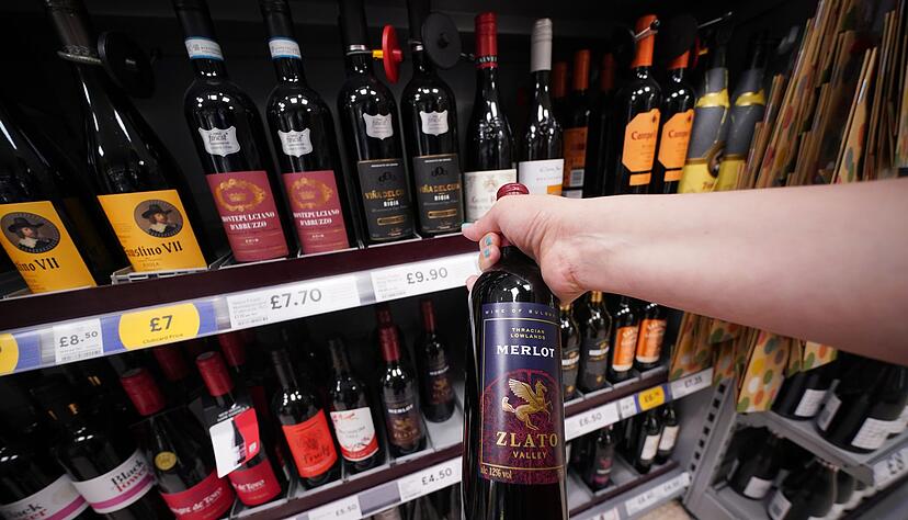 Künftig sollen die Menschen in Großbritannien auch wieder Wein und Sekt in Pint-Flaschen kaufen können.