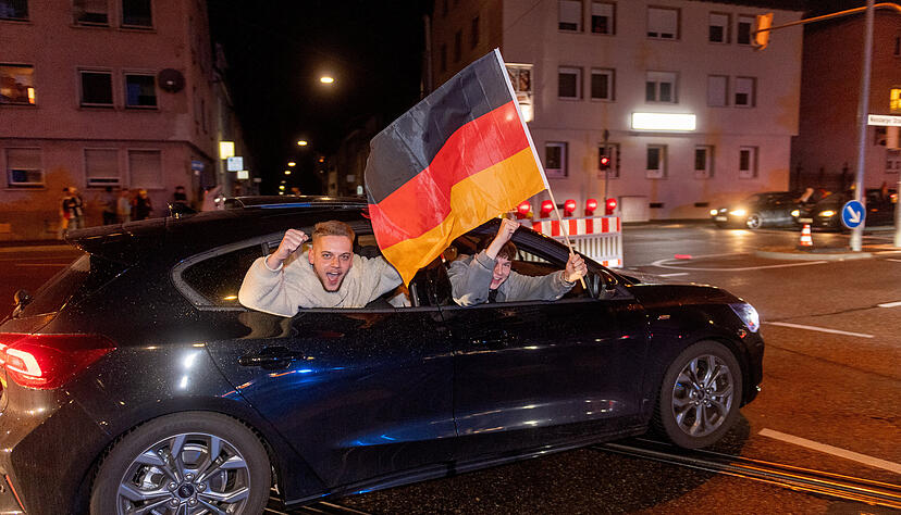 Autokorso-Teilnehmer waren nach dem Sieg der DFB-Elf gegen Schottland im Bereich Mannheimer/Weinsberger Straße unterwegs.