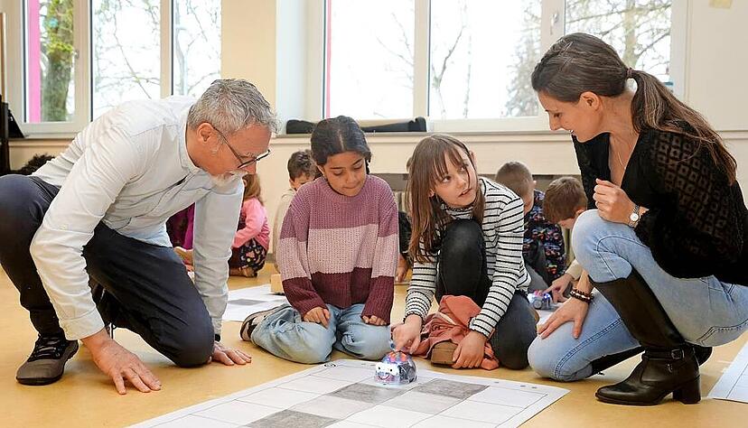 Joachim (links) und Diana Ross von Roki veranstalten diese Woche Robotic-Projekttage in der Grundschule Jagstfeld. Joachim (links) und Diana Ross von Roki veranstalten diese Woche Robotic-Projekttage in der Grundschule Jagstfeld.
