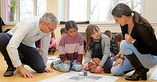 Joachim (links) und Diana Ross von Roki veranstalten diese Woche Robotic-Projekttage in der Grundschule Jagstfeld.