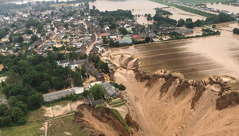 Die Hochwasser-Katastrophe in NRW und Rheinland-Pfalz hat zahlreiche Menschenleben gekostet. Erftstadt-Blessem wurde besonders heftig getroffen.
Foto: dpa