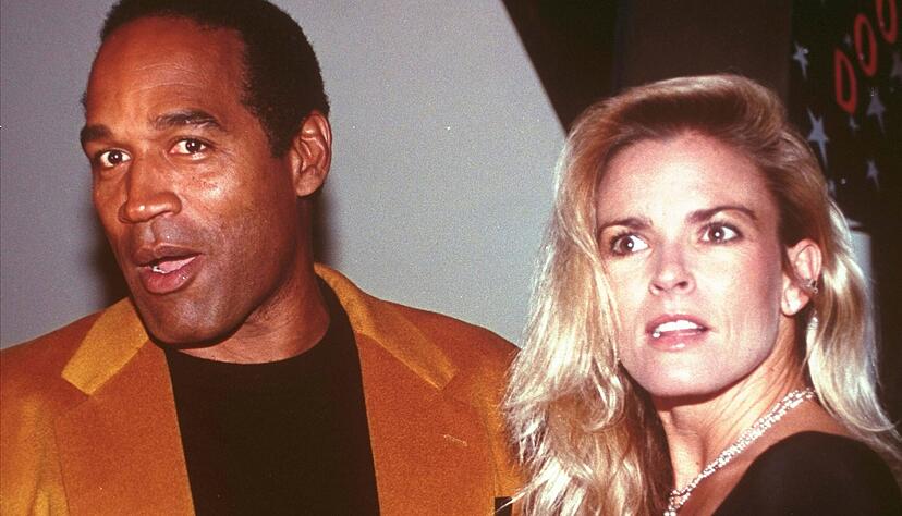 O.J. Simpson und seine Frau Nicole Brown Simpson kommen zur Er&ouml;ffnung des Harley-Davidson Cafe in New York. Der fr&uuml;here US-Footballstar O.J. Simpson, der 1995 in einem spektakul&auml;ren Prozess wegen Mordes an seiner Ex-Frau freigesprochen worden war, ist tot.