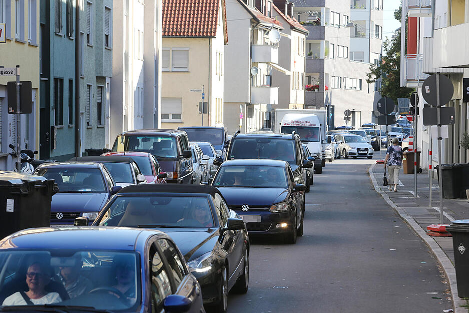 In der ohnehin schon stark belasteten Gerberstraße stauen sich am Donnerstagvormittag Autos.