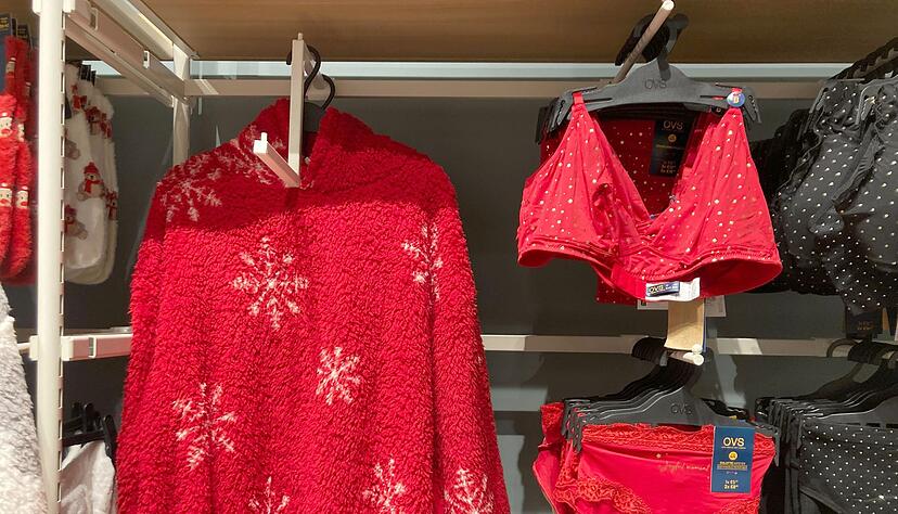 Geschenkte rote Unterwäsche, in der Silvesternacht getragen, soll Glück im neuen Jahr bringen. Geschenkte rote Unterwäsche, in der Silvesternacht getragen, soll Glück im neuen Jahr bringen.