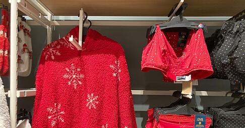 Geschenkte rote Unterw&auml;sche, in der Silvesternacht getragen, soll Gl&uuml;ck im neuen Jahr bringen.