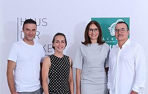 Jan Kamp (von links), Denise Weber, die Geschäftsführer des Hauses der Bäcker, freuen sich mit Michaela und Alexander Trunk über den Verkauf der traditionsreichen Willsbacher Bäckerei.