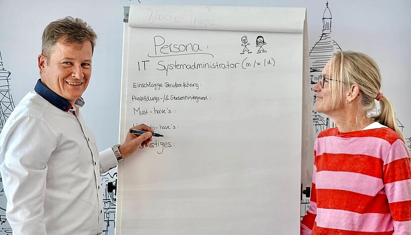 Personalchef Frank Flanderka und Sprecherin Silke von Gemmingen bei der Definition der "Persona", die f&uuml;r eine gesuchte Stellenbesetzung infrage kommt.