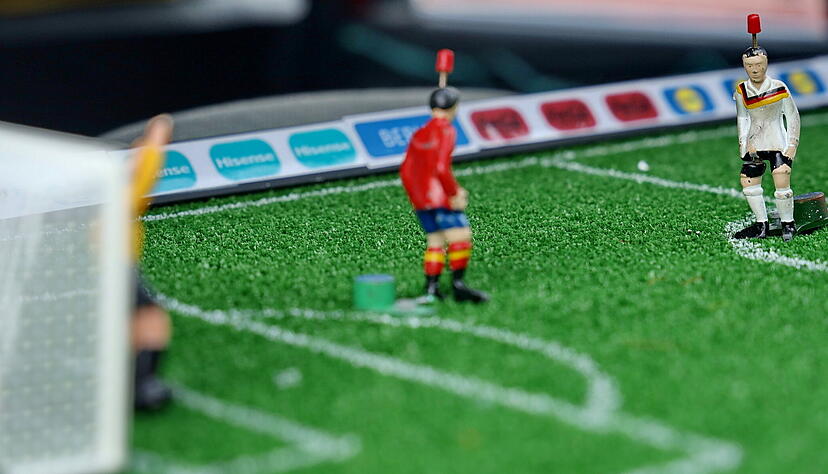 Viele liebevolle Details prägen das Fahrzeug: zum Beispiel ein Tipp-Kick-Spiel auf der Heckablage – man erkennt die beiden bisher besten Mannschaften der EM, Deutschland und Spanien. Viele liebevolle Details prägen das Fahrzeug: zum Beispiel ein Tipp-Kick-Spiel auf der Heckablage – man erkennt die beiden bisher besten Mannschaften der EM, Deutschland und Spanien.