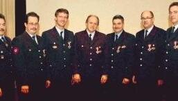 Kommandant Heiner Schiefer und sein Stellvertreter Gerhard Kraft (von links) wurden f&uuml;r f&uuml;nf Jahre best&auml;tigt, Thomas Bachert, Gotthard Buck, Joachim Lell, J&uuml;rgen Baumann, Gerhard Wagner, Albrecht Rie&szlig; und Rudi Berner geehrt.Foto: Stefanie Pf&auml;ffle