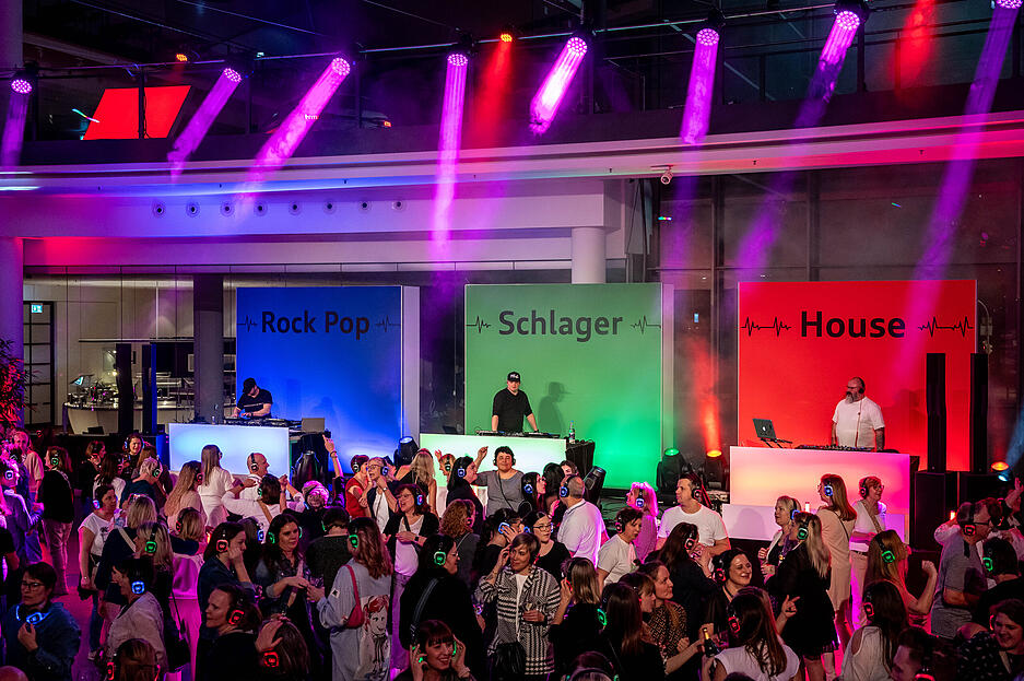 Party mit Kopfh&ouml;rern: Silent-Disco im Audi-Forum in Neckarsulm
