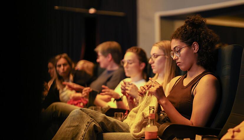 Multitasking im Kinosaal: Vom Alter ist das Publikum im &laquo;Strick-Kino&raquo; gemischt.